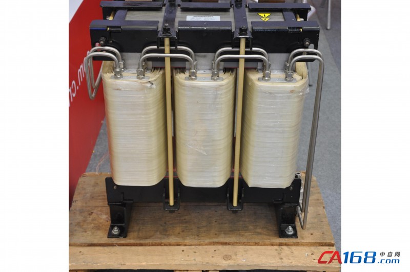 水电分离式水冷电抗器是公司此次重点展示的产品之一,它主要应用与