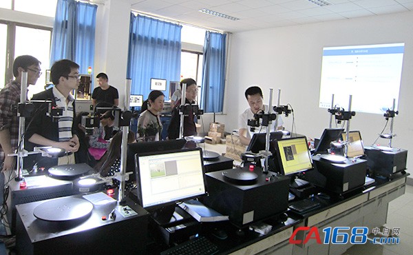 �����Ӿ�У�����ʵ������ʾ�ֳ�